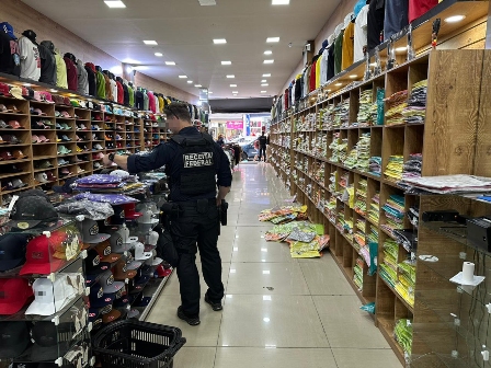 Megaoperação da Receita Federal fecha dois shoppings no Brás atrás de produtos falsificados, como camisas da Copa